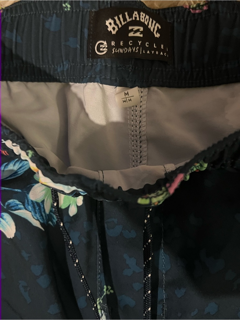 Billabong Men’s Navy Floral Swim Shorts. Medium. Front/Back Pockets. - Picture 2 of 6